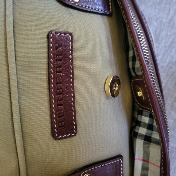 Burberry Tan and Brown Duffel Bag with Timeless Elegance - Picture 4 of 11